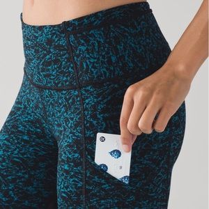Lululemon Outrun 17" Crop in Iced Wave Capri Black